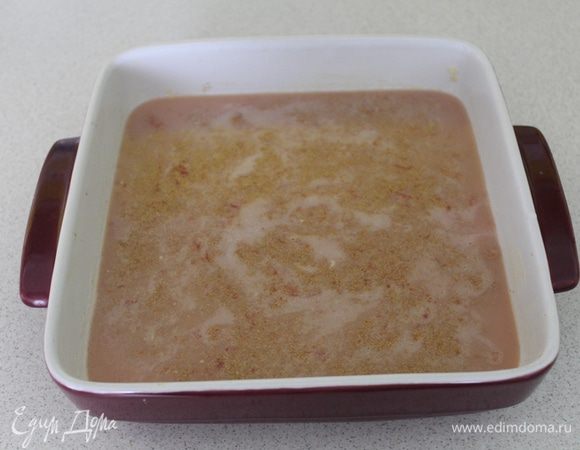 Все содержимое вылить в смазанную сливочным маслом в форму.