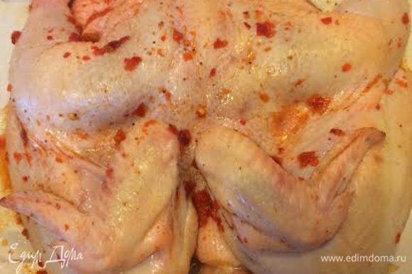 Духовку нагреть до 200°C. Курицу натереть солью и аджикой. Противень слегка смазать оливковым маслом, выложить курицу и запекать до готовности.