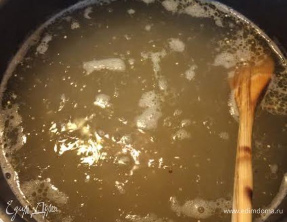 Отварить киноа и булгур в большом количестве воды с добавлением соли и оливкового масла.