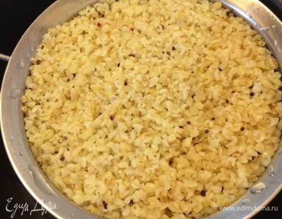 Готовую крупу перенести на мелкое сито и промыть.