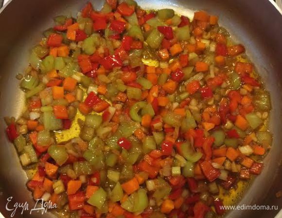 Овощи потушить до готовности с 2 ст.л соевого соуса.