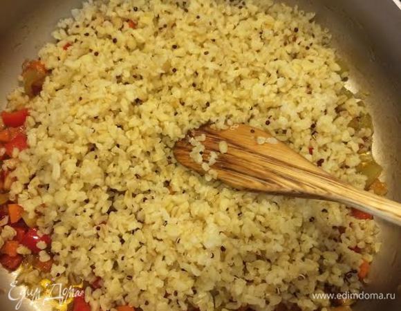 Добавить киноа, булгур, 2 ст.л соевого соуса и перемешать. Потушить 2-3 минутки.