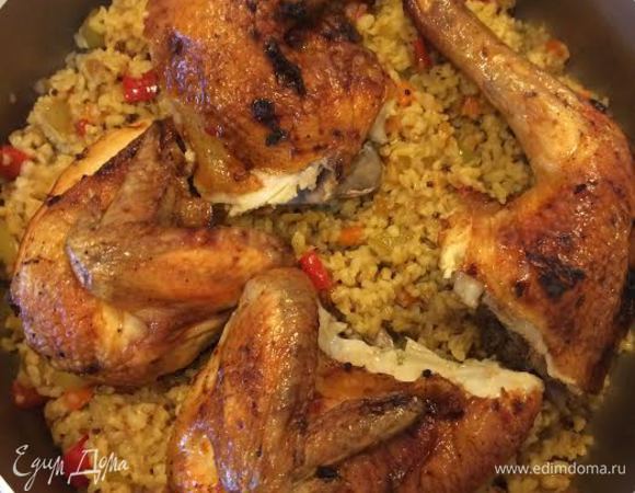 Готовую курицу нарезать, добавить к булгуру с овощами, накрыть крышкой и снять с огня.