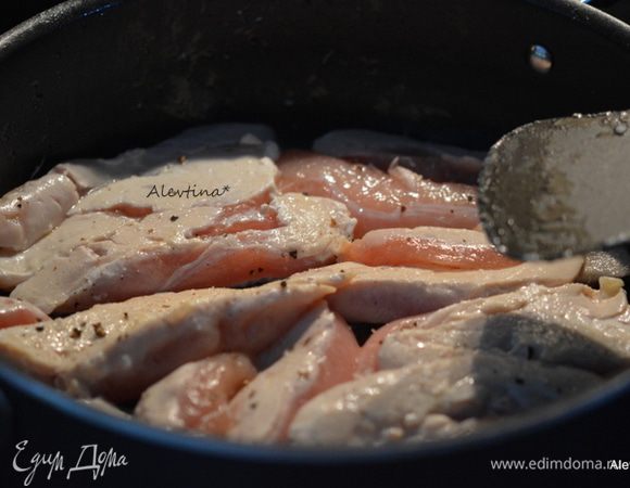 Разогреть масло на сковороде. Обжарить куриные грудки с 2х сторон по 5 минут сторону.