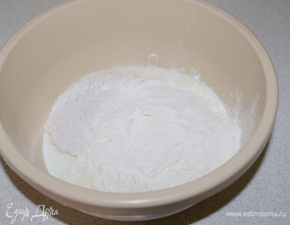 В миску налить кефир, добавить соль, сахар, соду, просеять обе муки.