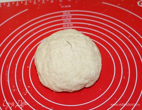 Замесить мягкое тесто и оставить минут на 15 в накрытом виде.