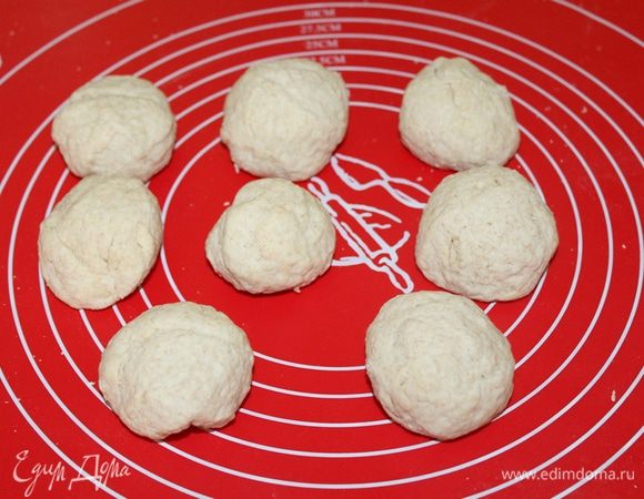 Далее разделить тесто на порционные кусочки.