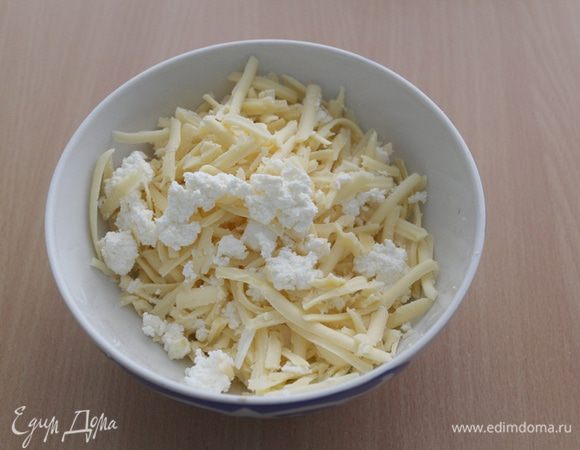 Приготовить начинку, смешать оба вида сыра.