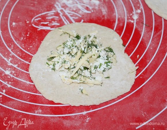 Раскатать лепешку, выложить начику.