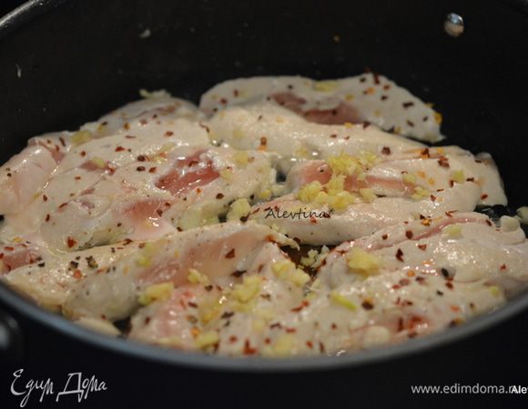 Добавим мелко порубленный чеснок, красный перец хлопьями. Готовить примерно минуту.