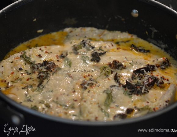 Добавим вино. Наклоняем сковороду слегка, так чтоб вино разбежалось по дну сковороды. Затем куриный бульон, сливки, томаты нарезанные и пармезан.
Готовим 3-5 мин.