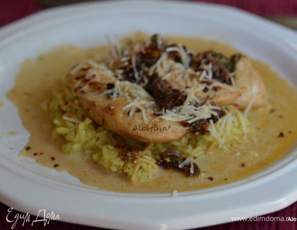 Подаем куриные грудки с гарниром как рис, например. Полив соусом из томатов. Посыпать базиликом свежим или сушеным. Приятного аппетита.