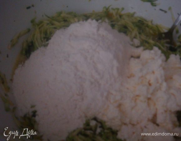 К кабачкам добавить сыр и просеянную муку. Все хорошо смешать.