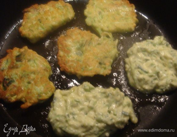 Ложкой выкладываем готовую массу на сковороду. Жарить на среднем огне до золотистой корочки.