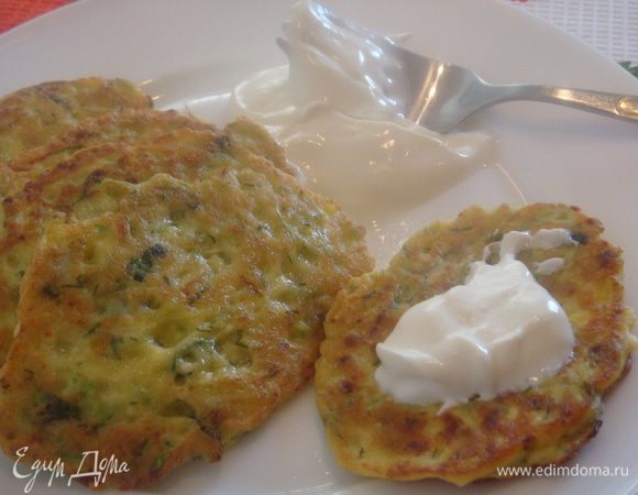 Оладьи подавать со сметаной. Приятного аппетита!