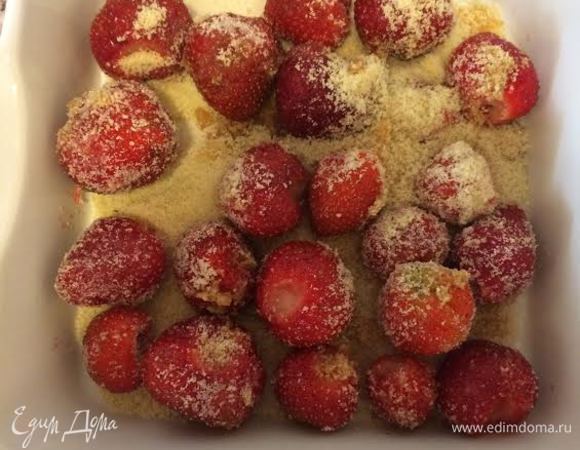 Клубнику выложить в форму, посыпать белым сахаром, миндалем и добавить ванильный экстракт.