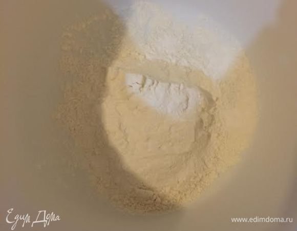 Муку смешать с разрыхлителем.
