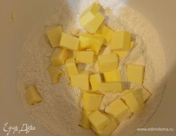 Добавить холодное масло и измельчить в крошку (я это делаю руками, но можно и в фудпроцессоре).