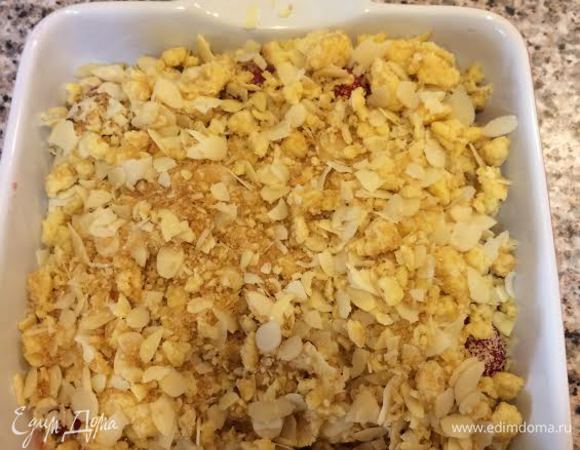 Клубнику посыпать сверху тестом и поставить в духовку.