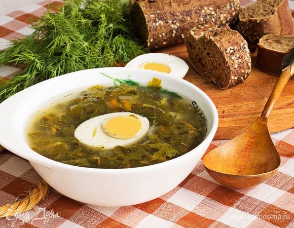 Подаем щи с отварным яйцом и сметаной.