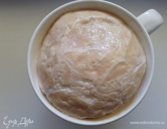 Развести дрожжи в теплом молоке с добавлением сахара. Оставить в теплом месте, чтобы поднялась "шапка".