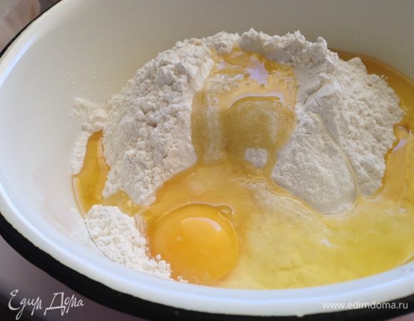 В просеянную муку  добавить соль, яйцо, оливковое масло.