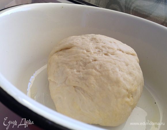 Замесить эластичное тесто. 
Муки может уйти больше или меньше, смотрите по муке! Тесто не забивайте!
