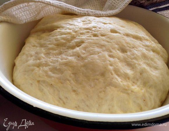 Оставить тесто в теплом месте на час, чтобы оно подошло.
Тесто ровно через час!