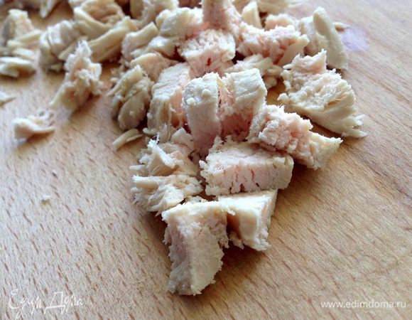 Для начинки нарезать  мелко отварное куриное филе (или любое другое мясо).