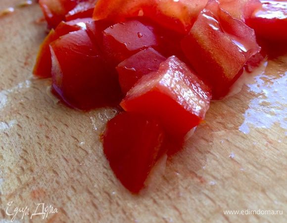 Нарезать помидор кубиками.