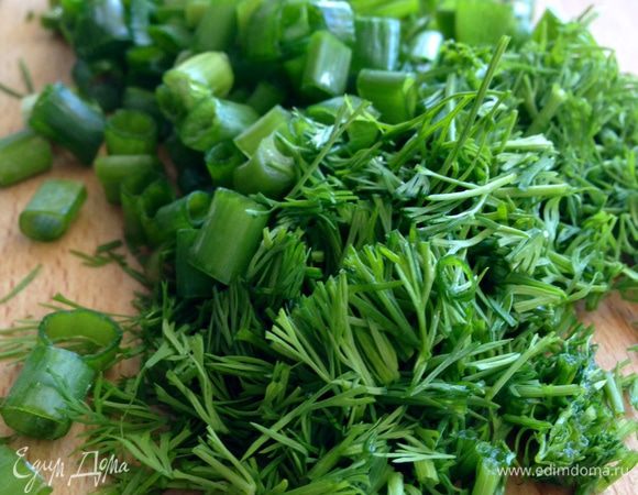 Измельчить зелень.