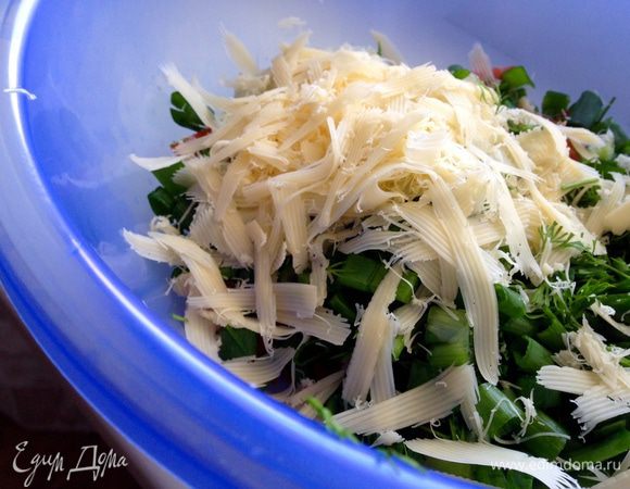 Натереть сыр на крупной терке.