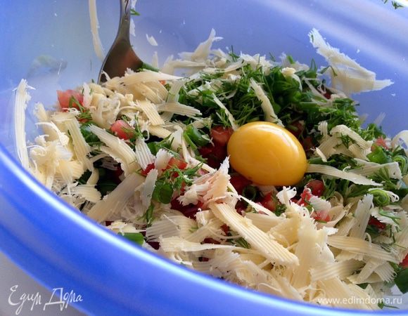 Приправить начинку специями, вбить сырой желток и перемешать.