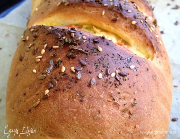 Поставить рулет в холодную духовку и включить ее на 170°С. Выпекать рулет 35-45 минут — ориентируйтесь по своей духовке. В процессе выпекания начинка может слегка вытекать — это нормально!
