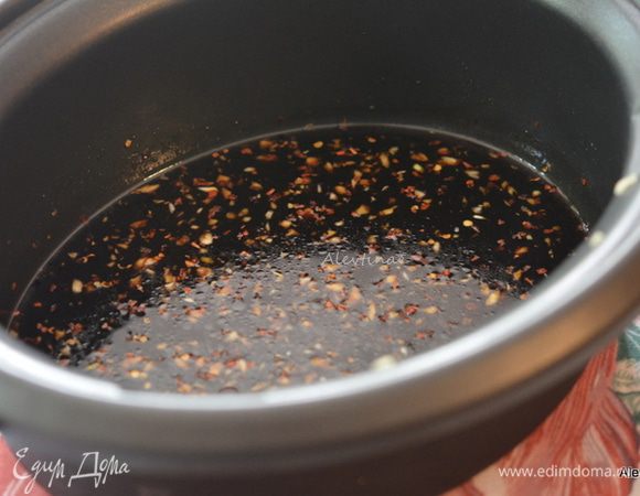 Смешать в емкости для готовки соевый соус, мясной бульон, коричневый сахар, чеснок мелко порубленный, имбирь протертый, кунжутное масло, красный перец хлопьями.