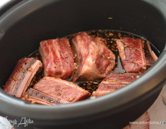 Добавить короткие говяжьи ребра. Закрыть крышкой и готовить 8 часов медленный режим или 4 часа быстрый.