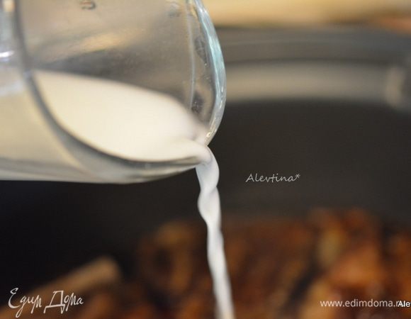 В небольшой емкости смешать крахмал и 1/4 стакана воды. Добавить в блюдо за 30 минут до окончания. Закрыть крышкой и тушить 30 мин. в медленном режиме.