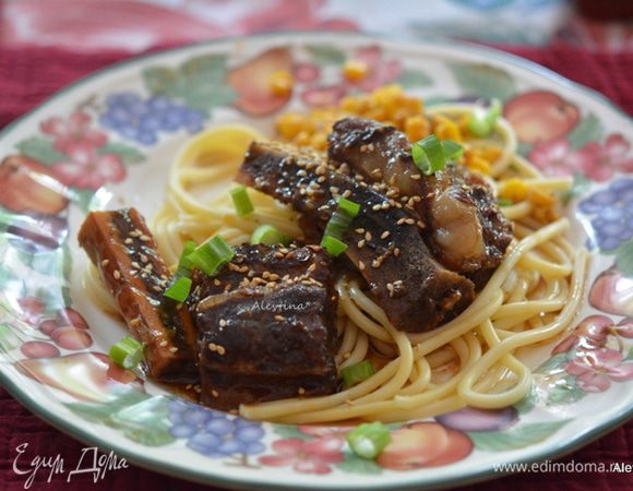 Подаем ребрышки с готовым гарниром. Посыпав кунжутным семенем и зеленым нарезанным луком.