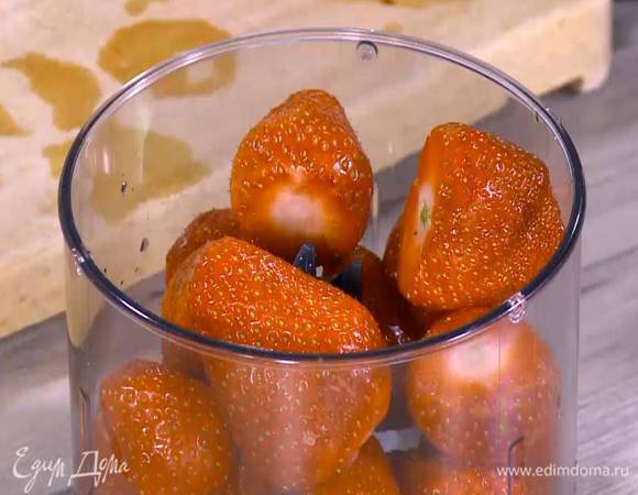 Клубнику с 2 ст. ложками сахара взбить в блендере в пюре (несколько ягод оставить).