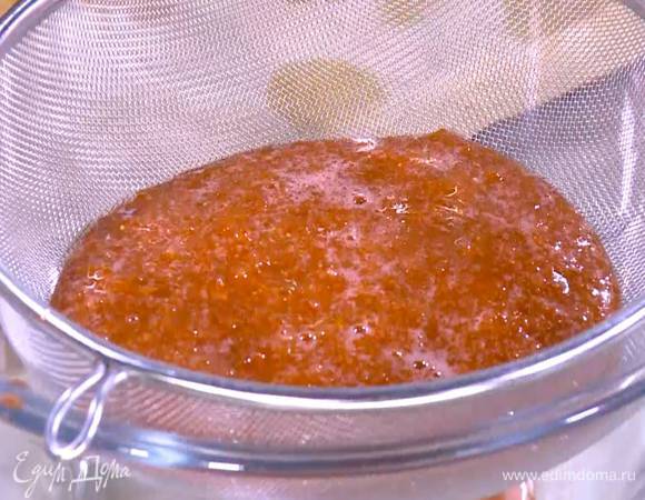 Клубничную массу протереть через сито.