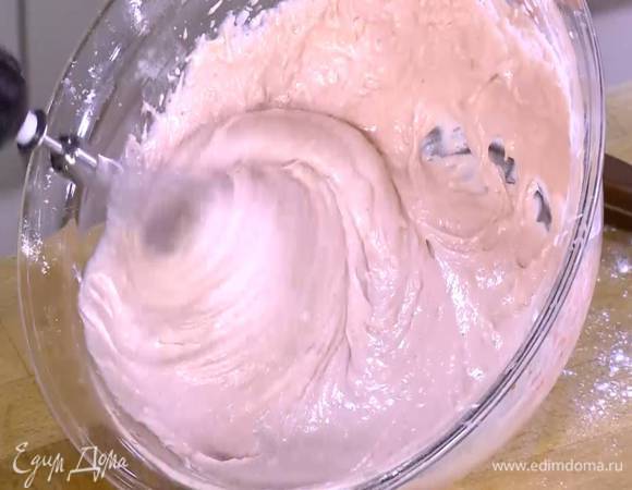 В протертую клубничную массу добавить сливочный сыр, оставшийся сахар, предварительно размягченное сливочное масло, яйца, муку, разрыхлитель и соль, вымешать все блендером с насадкой-венчиком.