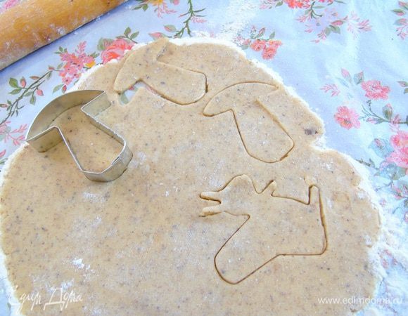 На присыпанной мукой поверхности раскатываем тесто и вырезаем фигурки.