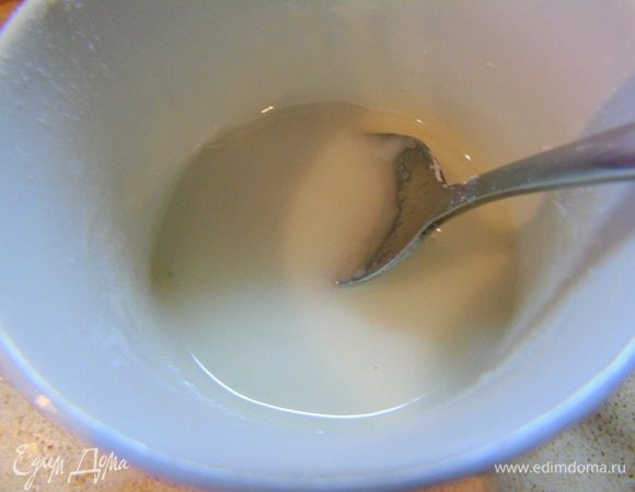 Для глазури смешиваем сахарную пудру и лимонный сок.