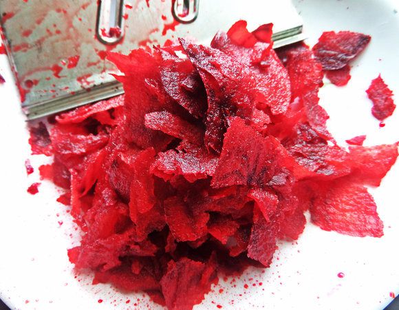 Готовим все овощи. Свеклу сырую натереть лучше так, полуслайсами.