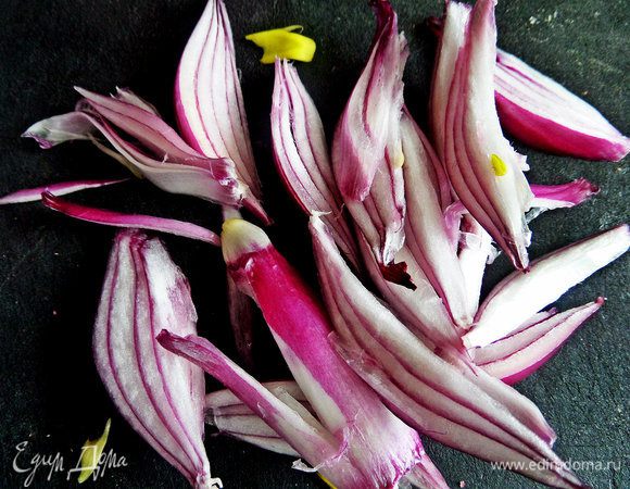 Лук почистить, нарезать тонкими полукольцами.