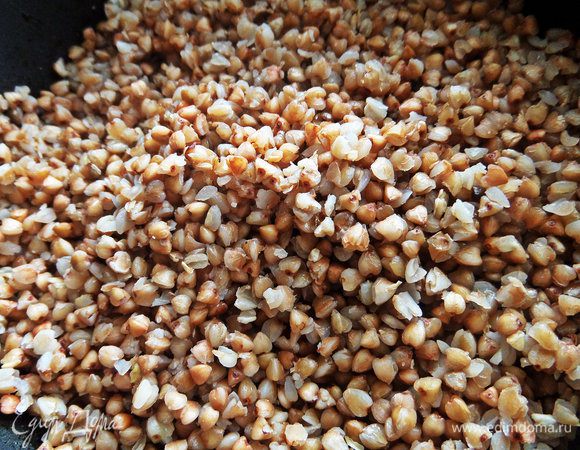 Гречку заранее отвариваем, чтобы была рассыпчатая.