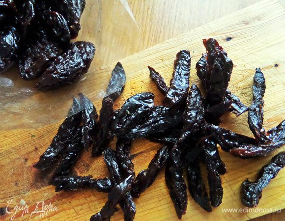 Чернослив промыть, отжать, нарезать примерно как лук.