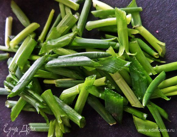 Перья лука нарезать крупно, брутально.