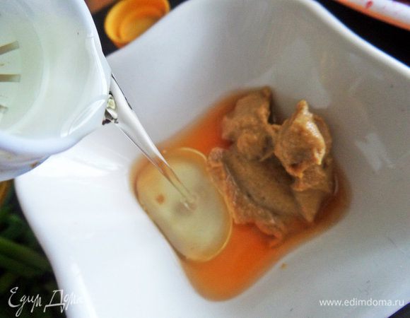 Растительное масло. Солим по вкусу. Смешиваем.