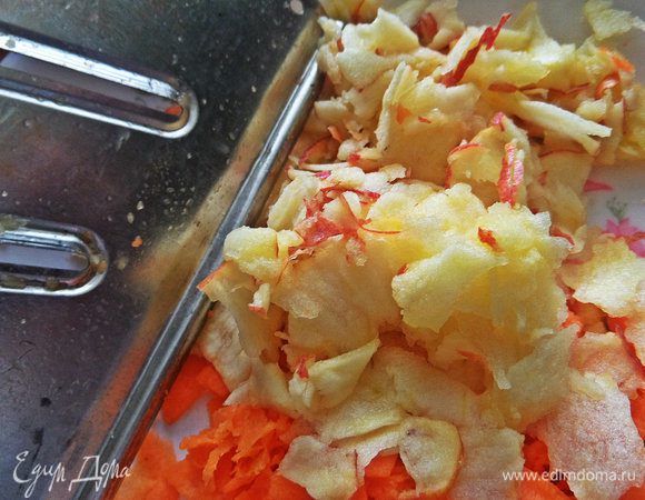 Да,чуть не забыла про яблоко. Тоже натираем как овощи, вместе с кожицей.